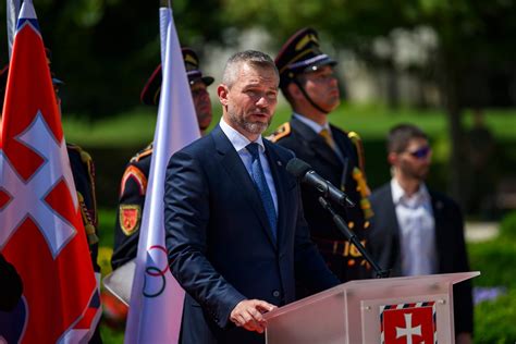 Seniorskí športovci pri súťaži v hode granátom