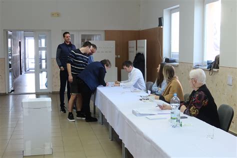 Ľudia na výstave dobových predmetov v kultúrnom dome