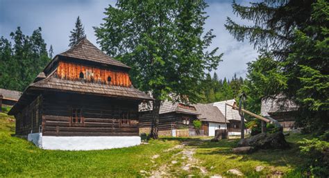 Fotografia malebnej slovenskej dedinky v horách