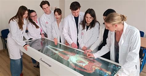 Študenti medicíny na prednáške