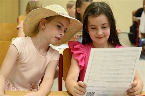 Ilustrácia žiakov v školskej triede, ktorí spolupracujú.