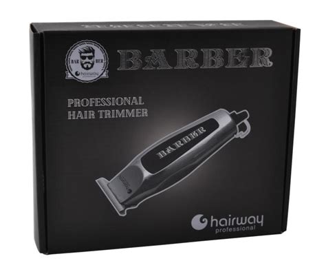 Profesionálny barber upravujúci bradu