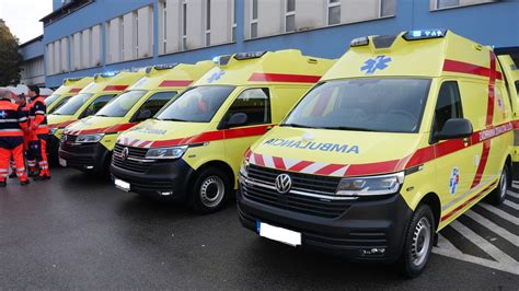 Sanitka a záchranári - symbol neodkladnej starostlivosti