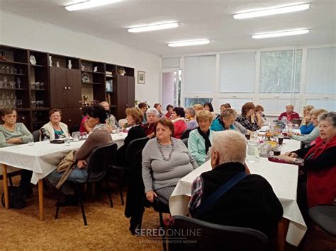 Seniori zapojení do spoločenských hier v dennom centre