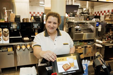 Rozmanitosť zamestnancov v reštaurácii McDonald's