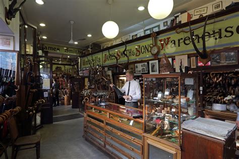 Interiér obchodu James Smith and Sons