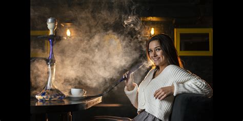 Prečiarknutá elektronická cigareta a vodná fajka ako symbol zákazu