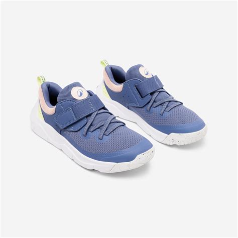 Deti s rôznymi typmi topánok: so šnúrkami, suchým zipsom, slip-on