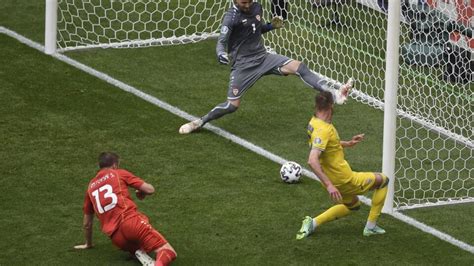 Futbalista trénujúci streľbu na bránu pomocou odrazovej steny