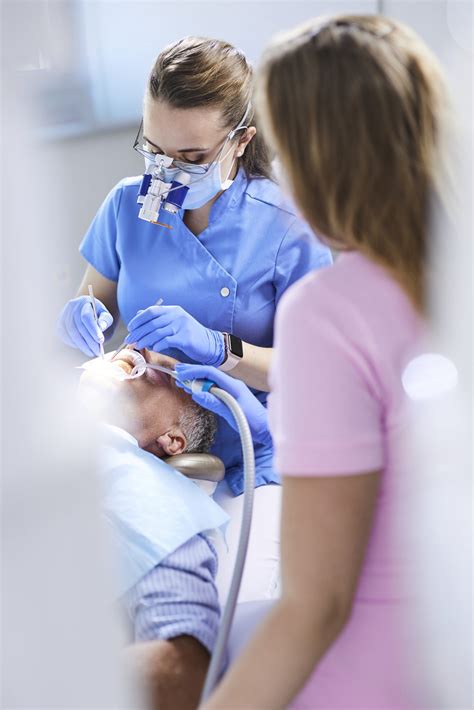 Pacientka v zubárskom kresle počas dentálnej hygieny