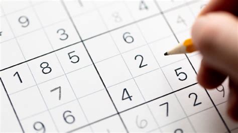 Osoba riešiaca sudoku