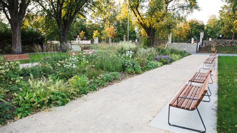 Revitalizovaný mestský park s lavičkami a zeleňou