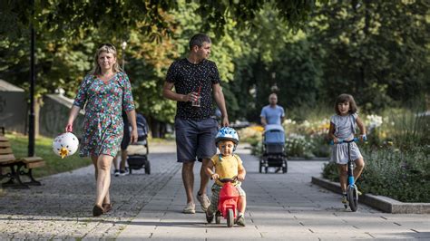 Rodina v parku symbolizujúca rodinnú podporu