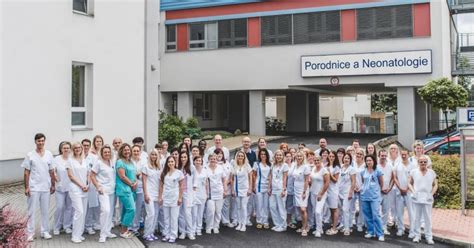 Personál nemocnice - lekári a sestričky pri práci