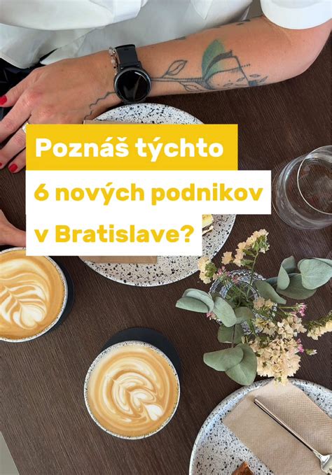 Seniori pečúci koláče v kaviarni Vollpension