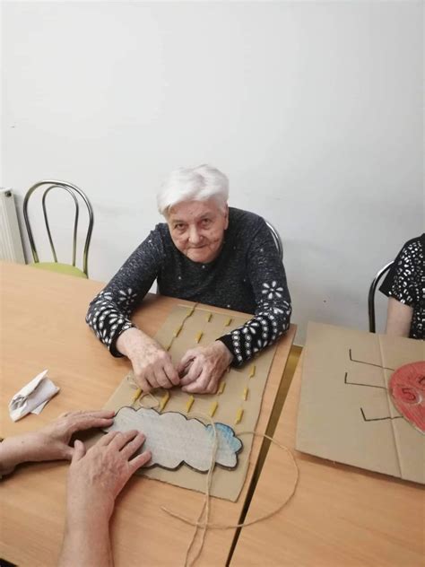 senior vykonávajúci kognitívne cvičenia po operácii