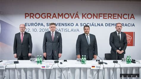 Ľudia na konferencii diskutujú