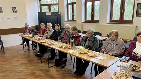seniorov pri tvorivej činnosti v klube