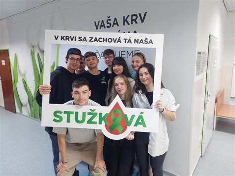 Študenti počas praktického výcviku vo firme