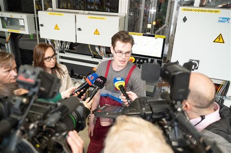Študenti pri práci s elektrotechnickým zariadením