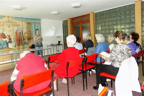 Seniorky cvičiace v kultúrnom centre