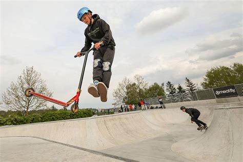 WCMX jazdec v skateparku