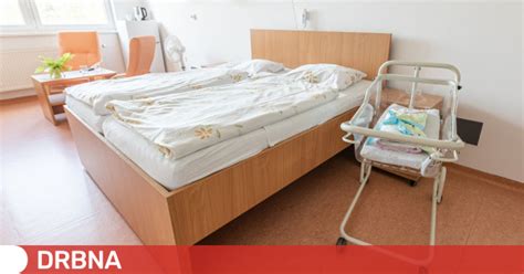 Lekár diskutuje možnosti indukcie pôrodu s rodičkou