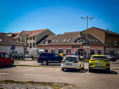 Súčasné a staršie vozidlá na parkovisku