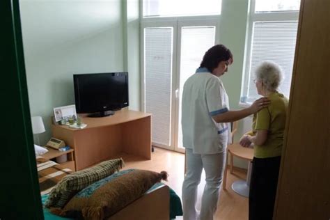 Interiér zariadenia pre seniorov s knižnicou