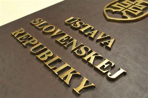 Znak zákona a súdneho kladivka symbolizujúce právny poriadok a spravodlivosť.