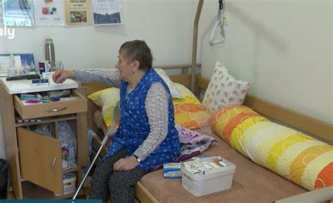 Ilustračná fotografia riaditeľky domova dôchodcov pri práci