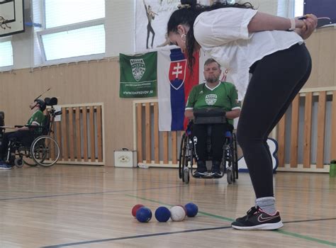 Starší ľudia hrajúci doskové hry