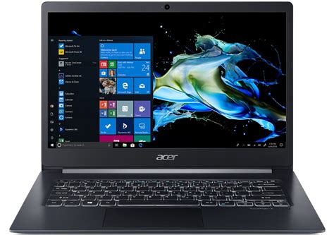 Ľahký notebook v ruke seniora
