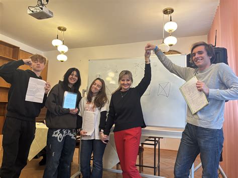 Schéma znázorňujúca deduktívny proces od všeobecnej teórie k špecifickým prípadom