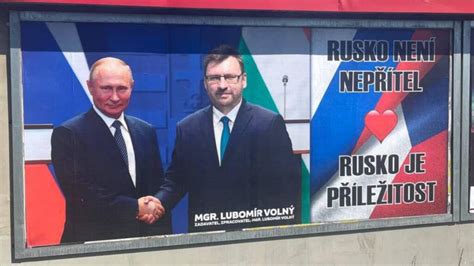 Politické billboardy s rôznymi sloganmi a tvárami politikov