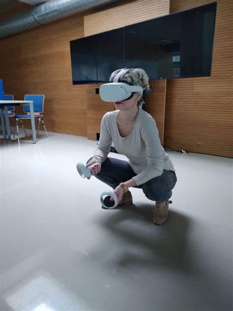 Senior cvičiaci rovnováhu s virtuálnou realitou