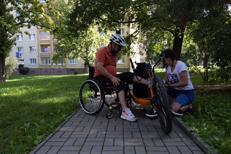 Ilustrácia: Osoba v invalidnom vozíku, asistent jej pomáha pri nákupoch