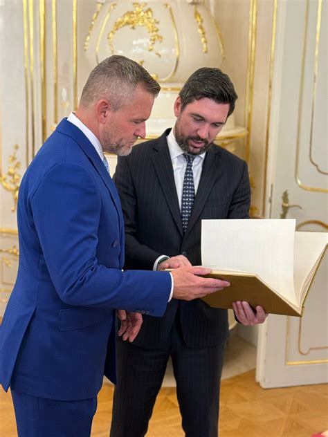Zamestnanec dostáva darček pri príležitosti životného jubilea.