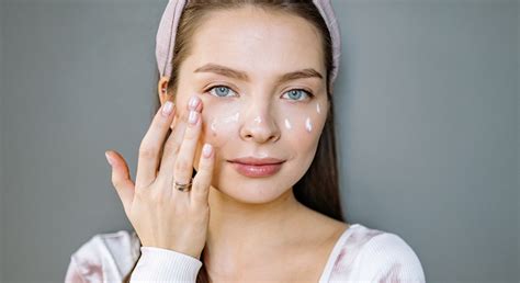 Skincare rutina - žena si nanáša krém na tvár