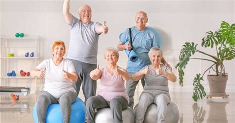 Ilustrácia seniorov pri cvičení vonku