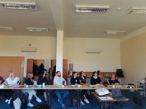 Stredná odborná škola a študenti v učebni