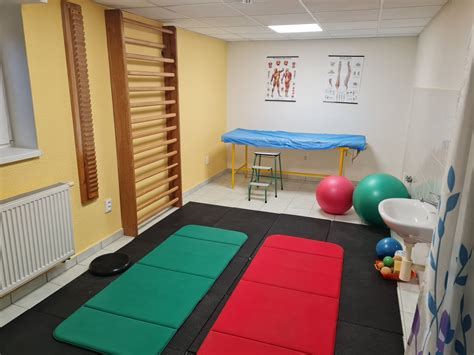 Rehabilitačná telocvičňa s rôznymi cvičebnými pomôckami