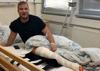 Pacientka s kompresnou pančuchou po operácii varixov