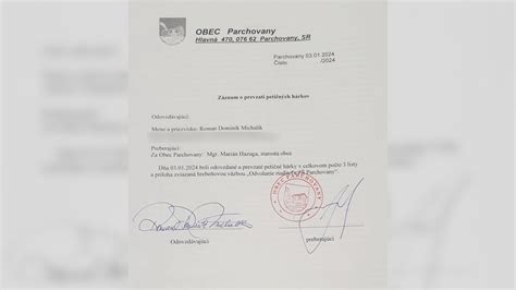 Riaditeľ školy sedí za stolom a podpisuje dokumenty