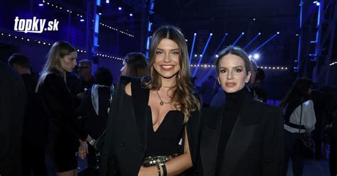 Diváci tlieskajúci na speváckej prehliadke