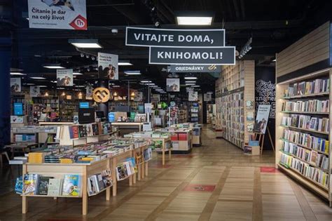 Kamenné kníhkupectvo plné ľudí