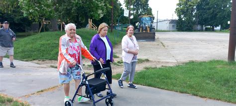 Seniori pracujúci na petangovom ihrisku
