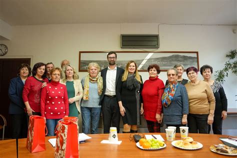 spoločná fotografia súťažiacich seniorov pri varení