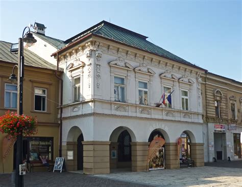 Ľubomír Rebek celebrujúci omšu na Gymnáziu Janka Kráľa