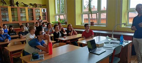 Študent s učiteľom diskutuje o výsledkoch